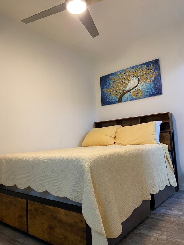 1 bedroom, iron/ironing board, WiFi, bed sheets - Eola’s Garage (Orlando)