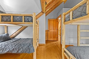 6 bedrooms, desk, WiFi