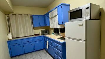 Fridge, microwave, stovetop, coffee/tea maker