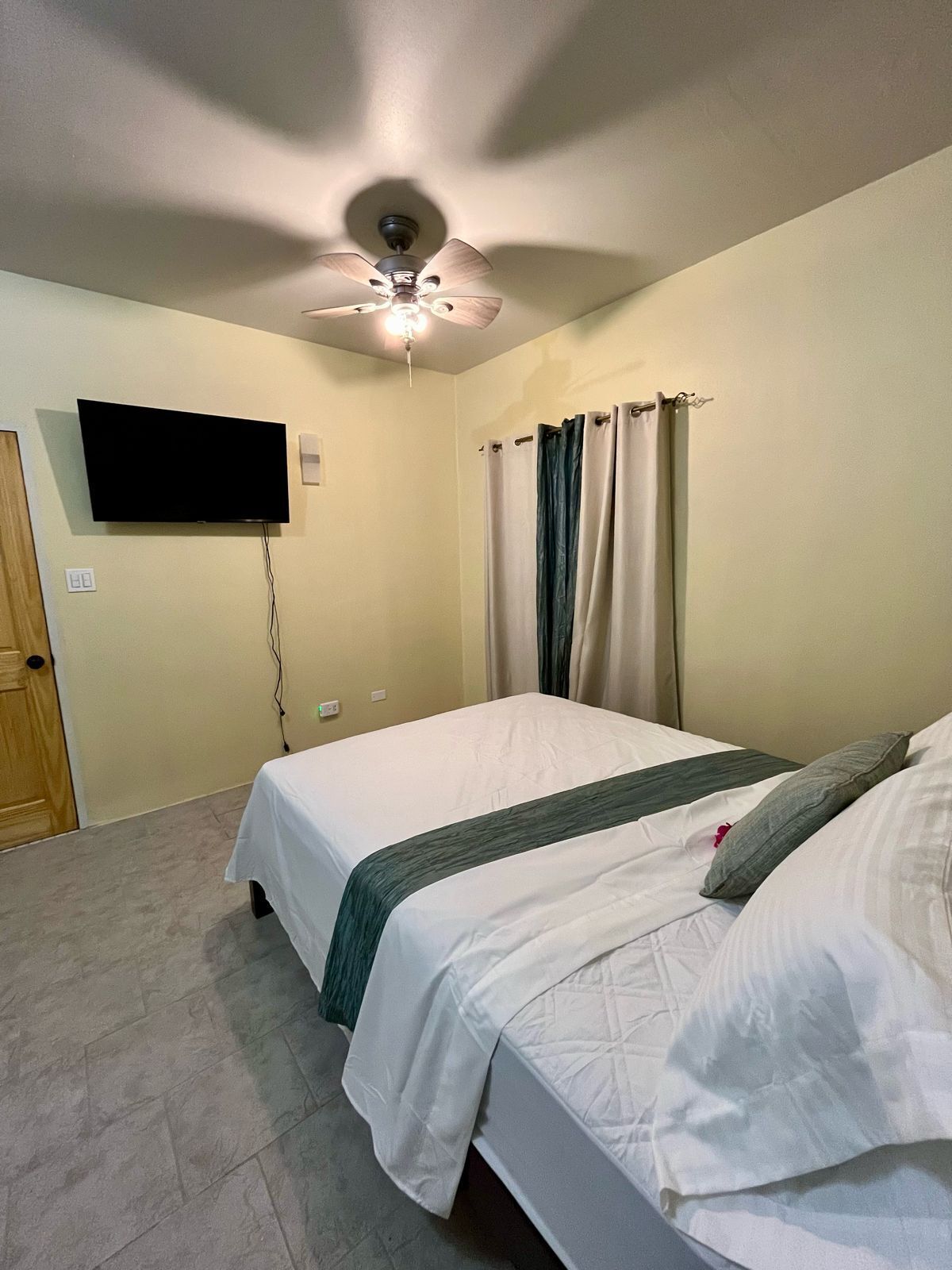 1 slaapkamer, een strijkplank/strijkijzer, gratis wifi, beddengoed