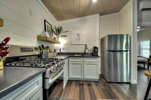 ثلاجة، فرن، موقد طهي مسطح، غلّاية كهربائية