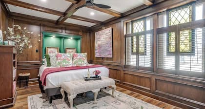 Peaceful bed & breakfast steps from the downtown square, minutes from the LAKE!