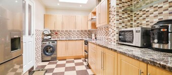 Spacious 3 Bed 2 Baths Free WiFi Central Location