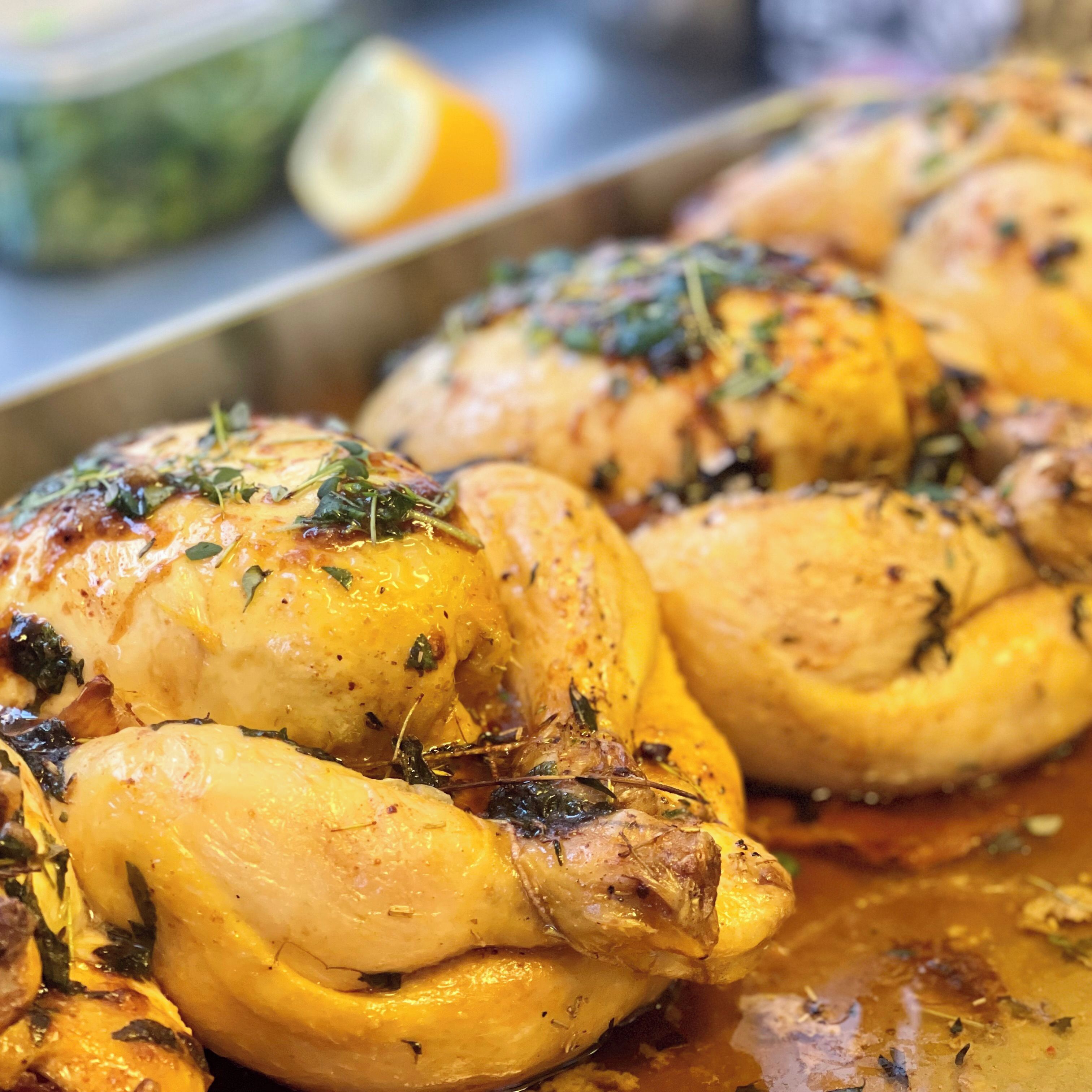 Pollo asado con hierbas y limón.