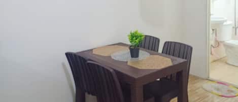 House, 1 Bedroom | Dining room