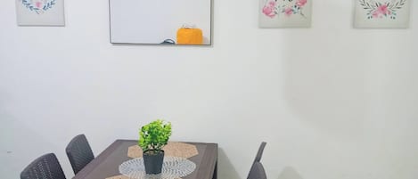 House, 1 Bedroom | Dining room