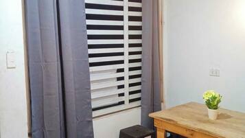 House, 2 Bedrooms, Smoking | Dining
