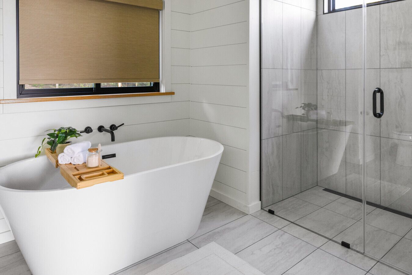 Secadora de cabello, toallas, jabón, shampoo 