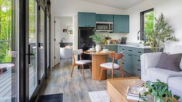 Réfrigérateur, micro-ondes, plaque de cuisson, cafetiÚre/bouilloire