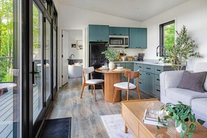 Réfrigérateur, micro-ondes, plaque de cuisson, cafetière/bouilloire