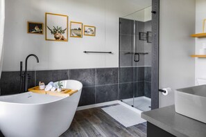 Secador de pelo y toallas