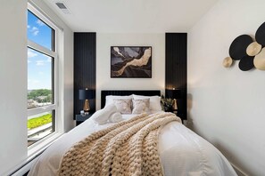 2 slaapkamers, een bureau, een strijkplank/strijkijzer, reisbedje