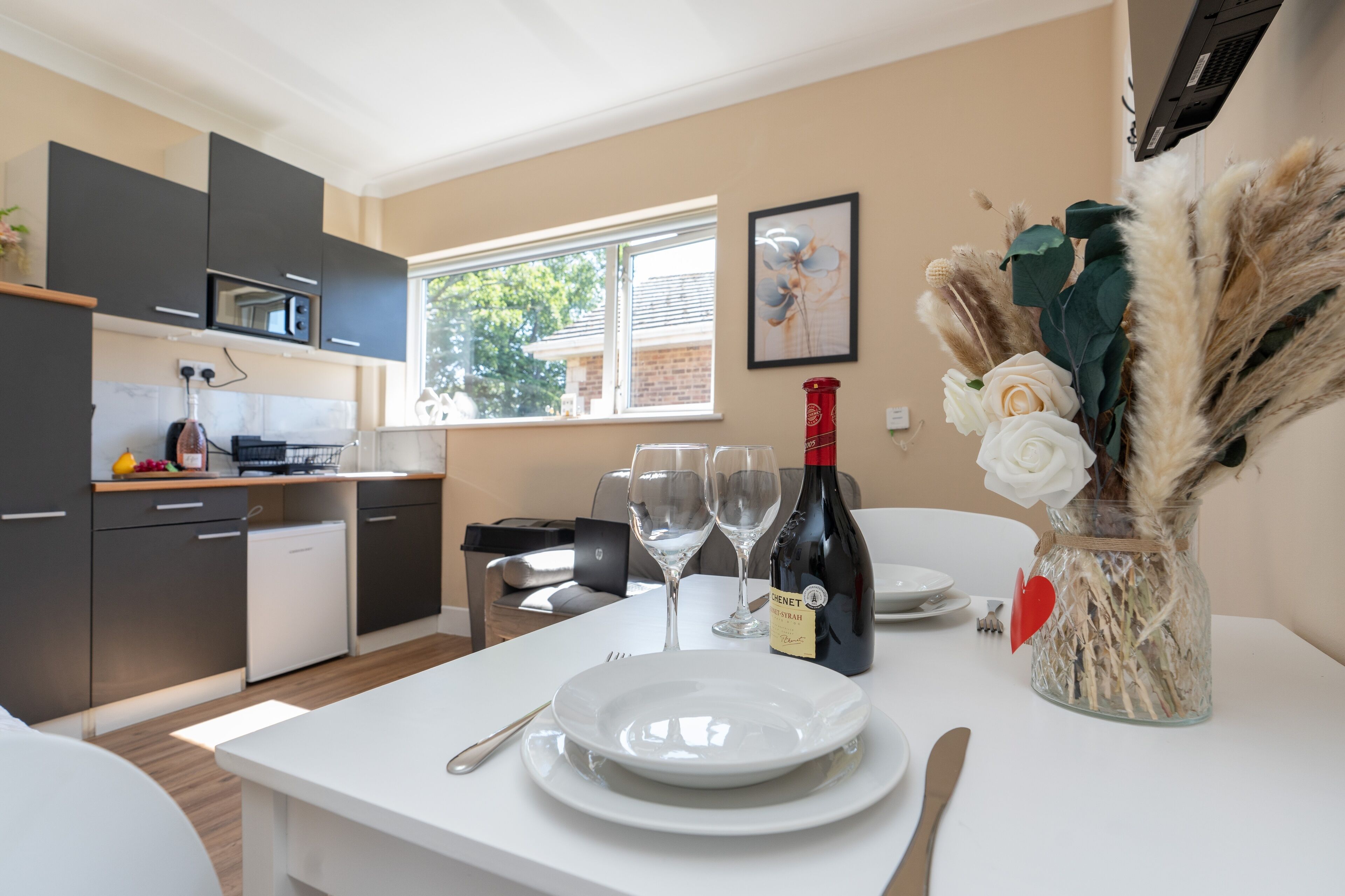 冷蔵庫、電子レンジ、オーブン、コンロ