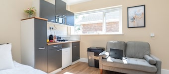 Open Mind Property - Studio Flat with FREE Parking