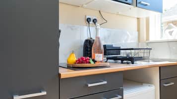 Een koelkast, een magnetron, een oven, een kookplaat