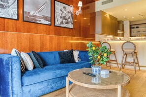 Appartement Luxe, balcon, vue mer | Coin séjour | TV connectée de 55 pouces avec chaînes numériques