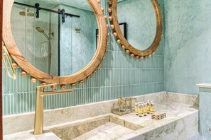 Luxury Apartment, Balcony, Sea View | Bathroom | Shower, rainfall showerhead, hair dryer, bidet - PVH - Nautical 1BR in Seven Palm (Dubai)