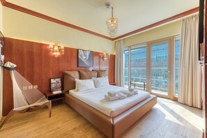 In-room safe, individually decorated, individually furnished - PVH - Nautical 1BR in Seven Palm (Dubai)