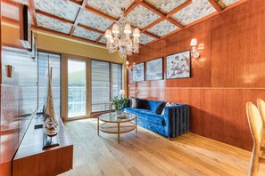 Appartement Luxe, balcon, vue mer | Coin séjour | TV connectée de 55 pouces avec chaînes numériques
