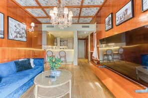 Departamento de lujo, balcón, vista al mar | Área de sala de estar | Smart TV de 55 pulgadas con canales digitales