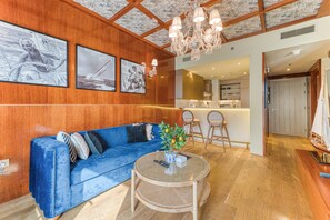 Departamento de lujo, balcón, vista al mar | Área de sala de estar | Smart TV de 55 pulgadas con canales digitales