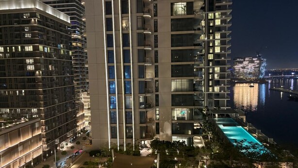 Un hôtel de grande hauteur doté de nombreux balcons, d’une piscine et offrant une vue sur le front de mer.