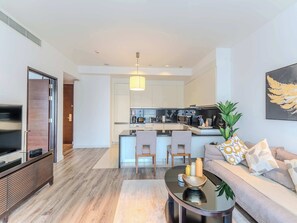 TV, offices - The Address Dubai Marina- Lux 1BR Near Beach & JBR (Dubai)