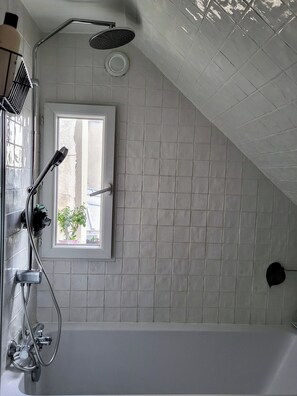 Hårtørrer, håndklæder, Sæbe, Toiletpapir