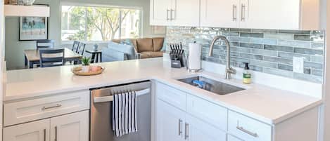 Microondas, horno, placa de cocina y lavavajillas