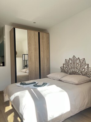 1 slaapkamer, een strijkplank/strijkijzer, wifi, beddengoed