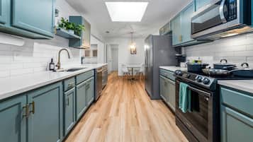 Een koelkast, een magnetron, een oven, een kookplaat