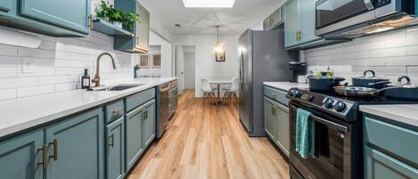 Køleskab, mikrobølgeovn, ovn, kogeplade