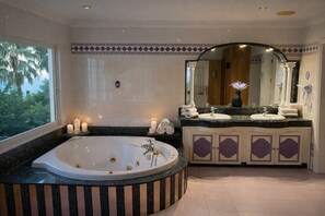 Douche, baignoire à remous, séchoir à cheveux, bidet