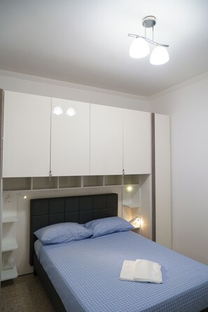 2 habitaciones, escritorio y tabla de planchar con plancha
