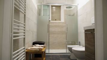 Dusche, Haartrockner, Bidet, Handtücher