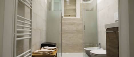 Doccia, asciugacapelli, bidet, asciugamani