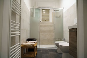 Douche, sèche-cheveux, bidet, serviettes fournies