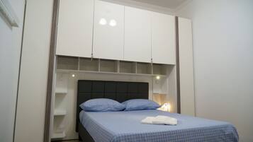 2 camere, una scrivania, ferro/asse da stiro, culla da viaggio