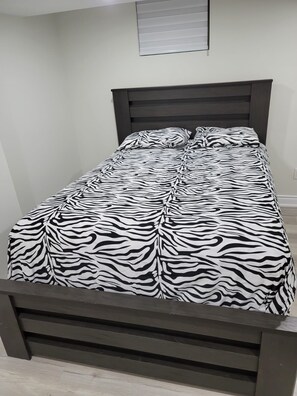2 bedrooms, iron/ironing board, WiFi