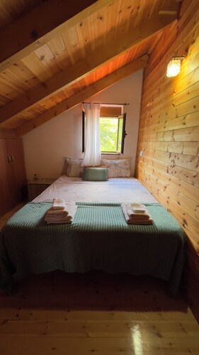 
“Cozy Mountain Attic Near Përmet – Sleeps 8 with Epic Views!”