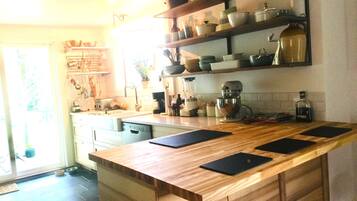 Microondas, horno, placa de cocina, lavavajillas