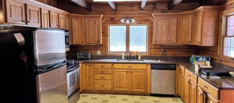 Country style log cabin on private 4 acres lot minutes from downtown Saratoga