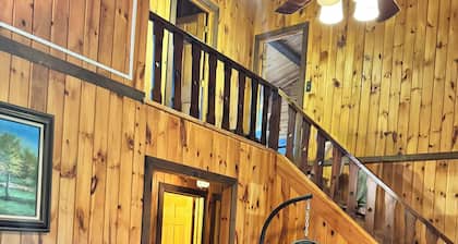 Country style log cabin on private 4 acres lot minutes from downtown Saratoga