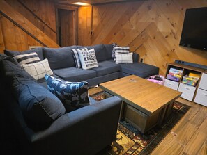 Een smart-tv, een open haard, een dvd-speler en boeken