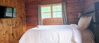 Country style log cabin on private 4 acres lot minutes from downtown Saratoga