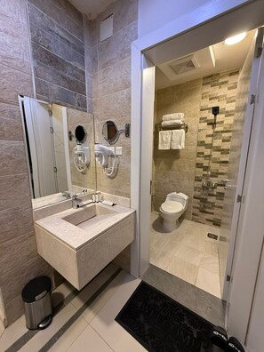Separate tub and shower, free toiletries, hair dryer, towels