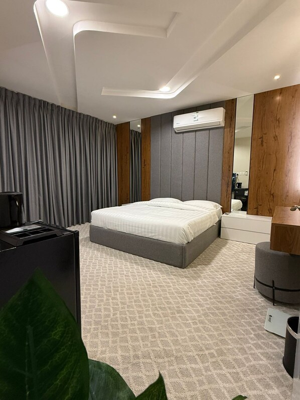 Estudio de lujo | Caja de seguridad en la habitación y tabla de planchar con plancha 