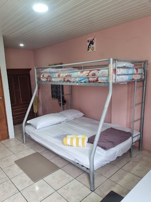 Bügeleisen/Bügelbrett, WLAN, Bettwäsche