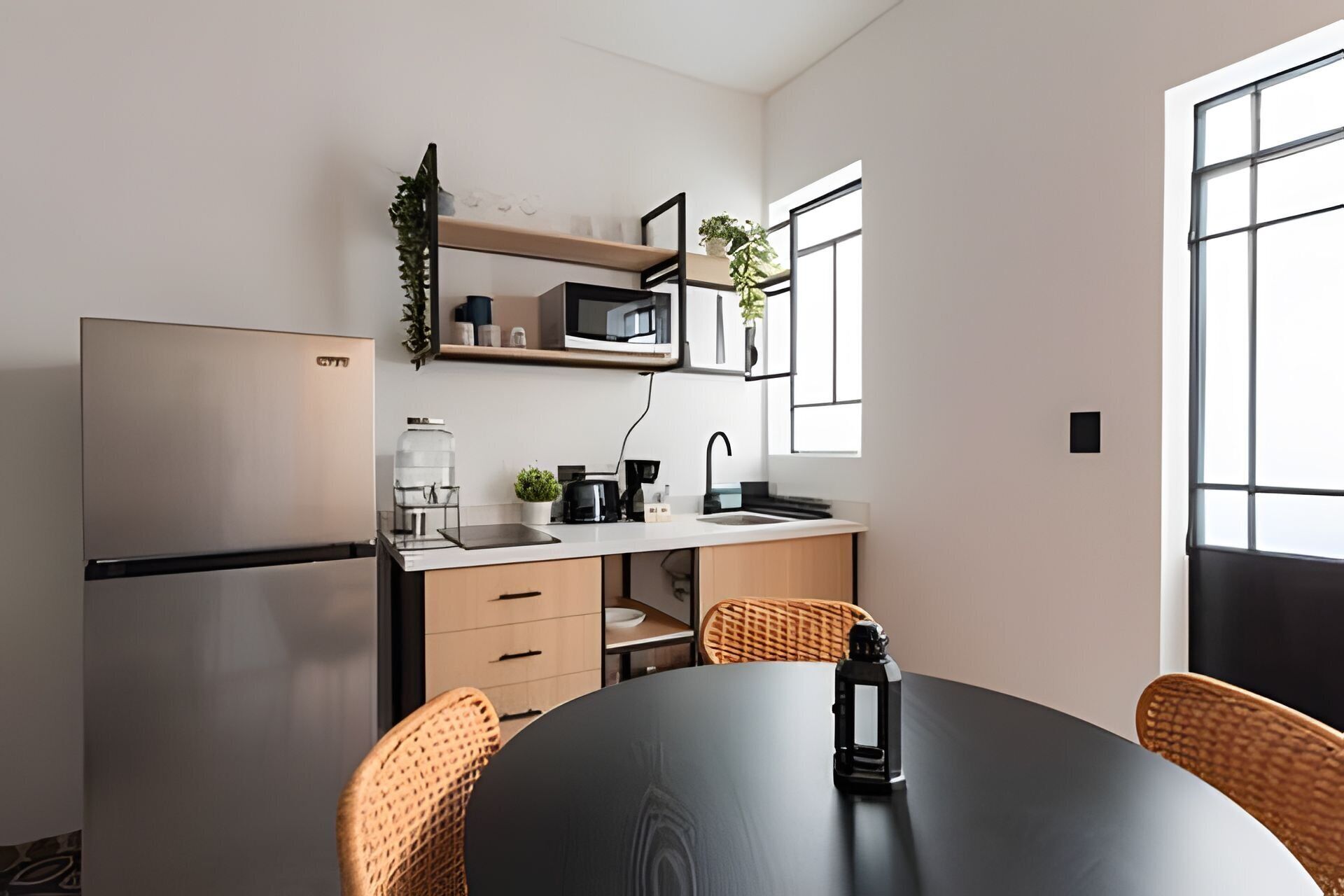 Kühlschrank, Mikrowelle, Wasserkocher mit Kaffee-/Teezubehör, Toaster