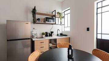 Refrigerador, microondas, cafetera/tetera, tostadora